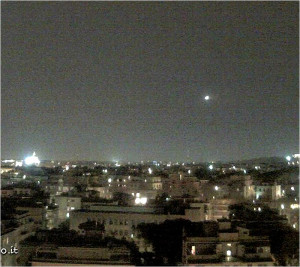 Home > Meteo Magazine > Astronomia, Spazio e Tecnologia Misterioso oggetto luminoso nei cieli di Roma
