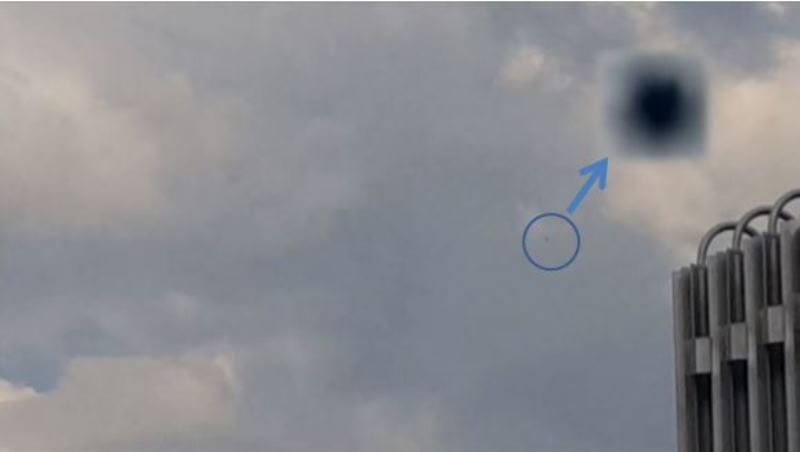 Fig. 4. Ufo a Tribiano. In questo fermo immagine, dove sulla destra vediamo il punto di riferimento (oltre alle nuvole) di alcune strutture dell'azienda ivi insistente (i riferimenti nelle immagini sono molto importanti per diversi motivi), vediamo l'ufo che si sta allontanando ed oramai è molto piccolo.