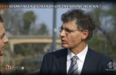 Il Presidente e fondatore del C.UFO.M. dott. Angelo Carannante intervistato da Daniele Bossari durante una puntata di Mistero nota trasmissione di Italia 1.