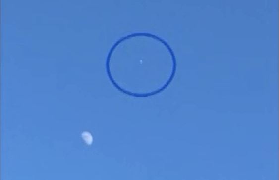 Fig.2. Ufo a Cassola. L'oggetto qui è a destra, sempre in alto, del disco lunare
