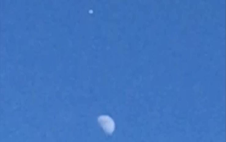 Fig.1 Ufo a Cassola. In questa immagine si trovava quasi in perpendicolare alla luna
