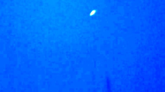 UFO DI RHO. Terzo fotogramma. L'ufo si dilegua sfrecciando verso il basso. UN oggetto assolutamente misterioso.
