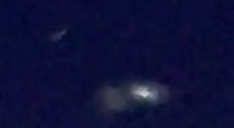 9 - UFO SANT'EGIDIO, PERUGIA, 15.12.2022. UN UFO GRANDE CHE "TRASCINA UNO PICCOLO. GLI OGGETTI, CALCOLATA LA DISTANZA DOVEVANO ESSERE DISTANTI DIVERSE DECINE DI METRI, PER CUI IPOTIZZIAMO CHE FOSSERO DUE OGGETTI SEPARATI E CGE VOLAVANO IN SINCRONO.