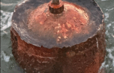 Oggetto metallico misterioso trovato in mare davanti a Helsinki e fotografato dalla Polizia finlandese