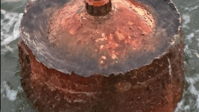 Oggetto metallico misterioso trovato in mare davanti a Helsinki e fotografato dalla Polizia finlandese